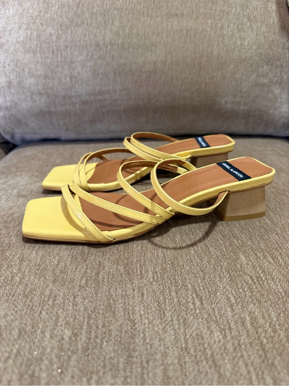 Ángel Alarcón Yellow Strappy Square-Toe Heels